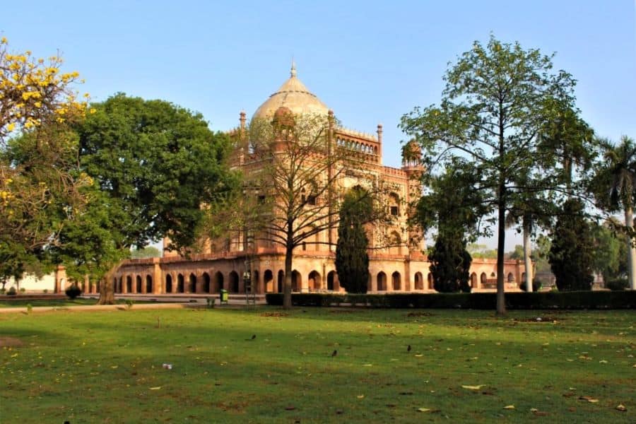 tomb of safdarjung in delhi huge gardens