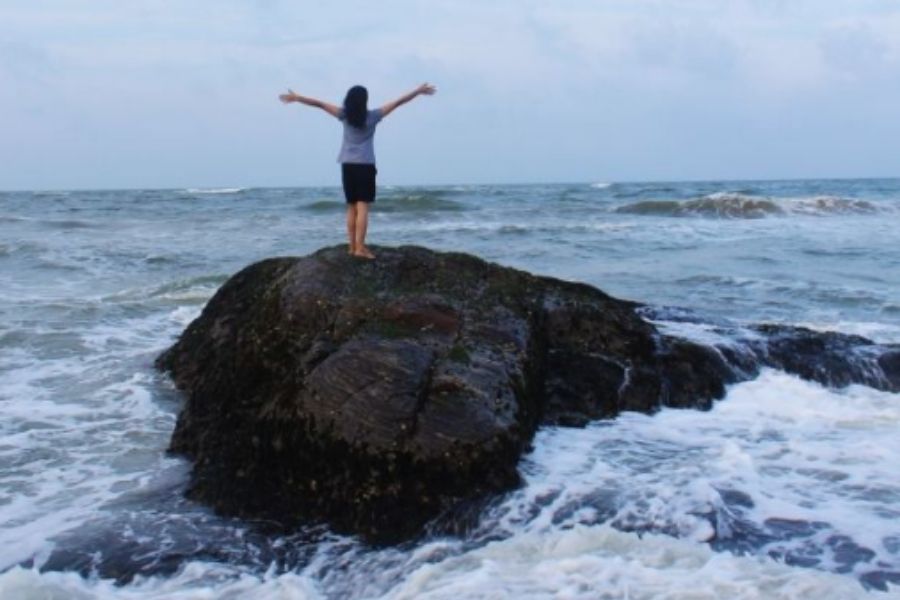 what to do in galle ocean waves hitting the rock
