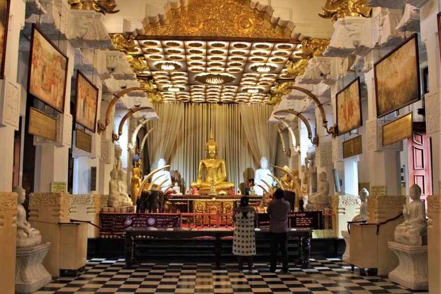 temple of sacred tooth relic kandy sri lanka