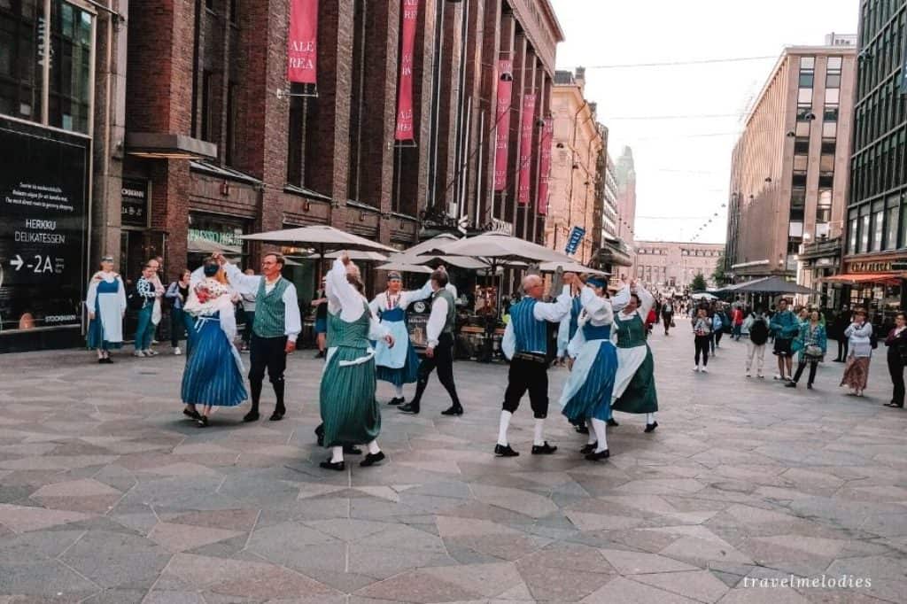  Buskers at Ateneuminkuja helsinki street performers
