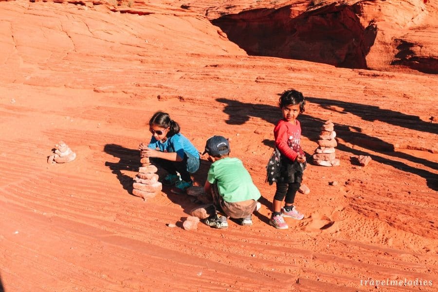 kids playing while waiting for the lower antelope canyon tour to start