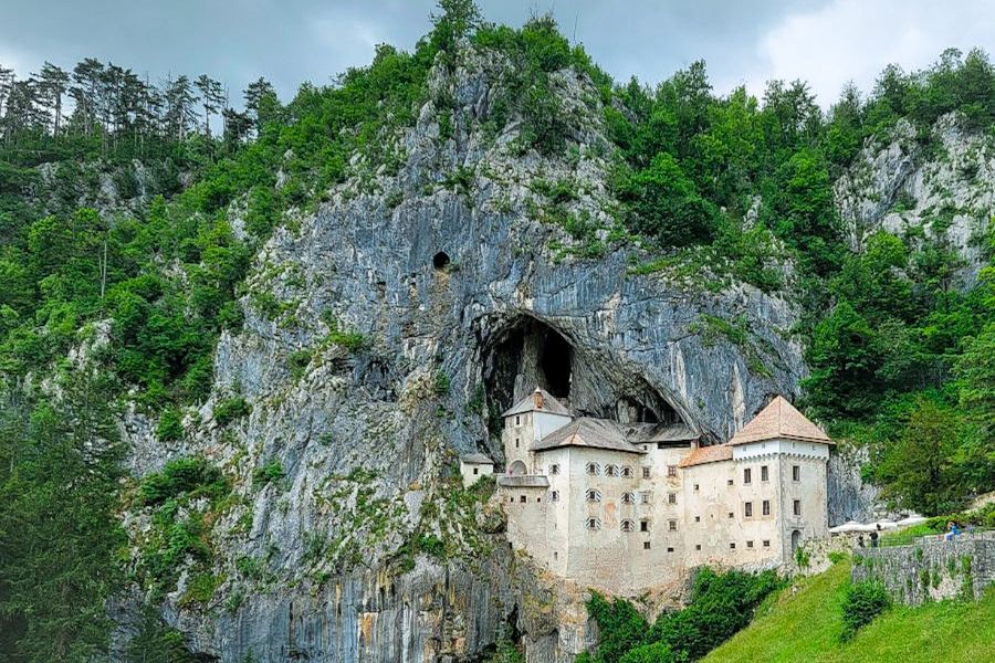 predjama castle