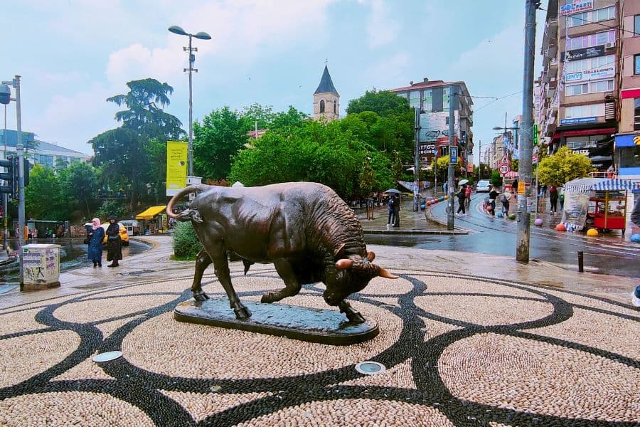 kadikoy bull statue