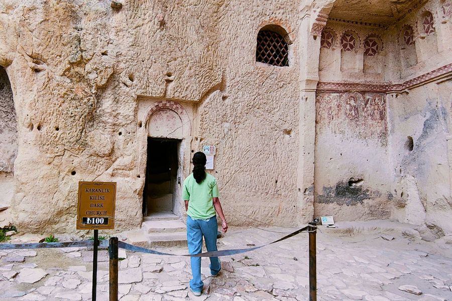 entrance karanlik kilise dark church goreme