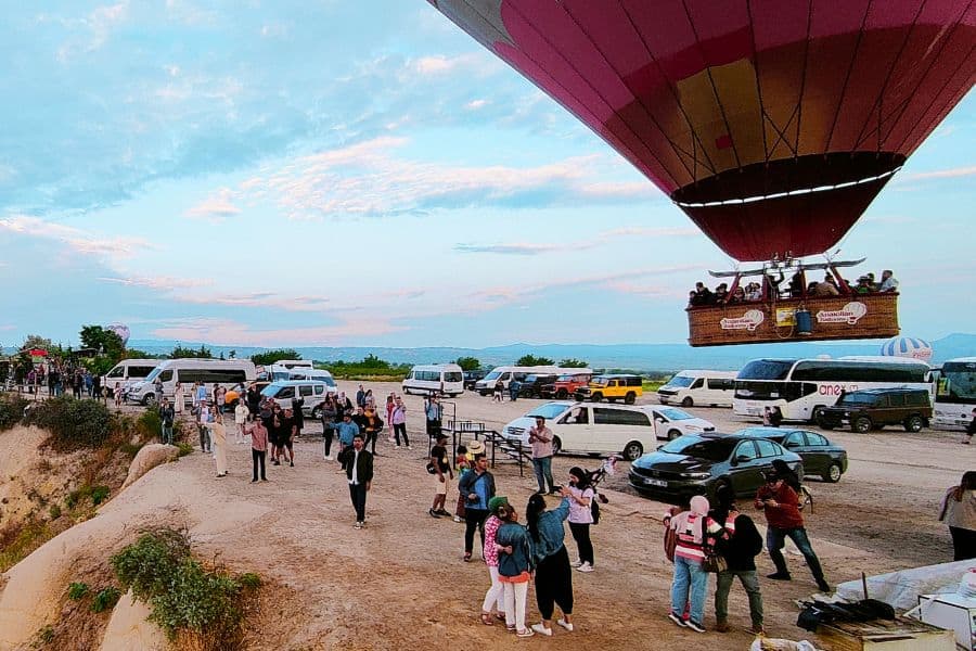 hot air balloon watching cappadocia