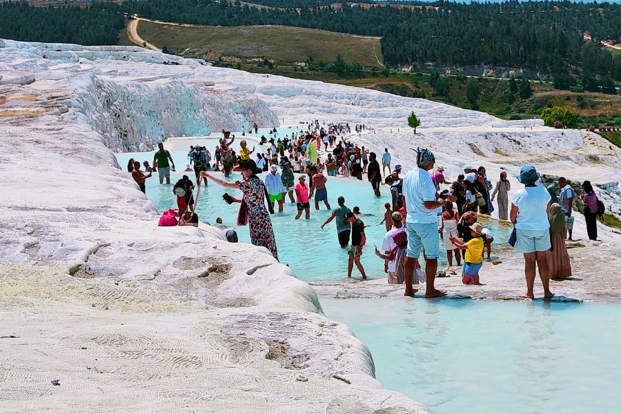 toruists crowded pamukkale 