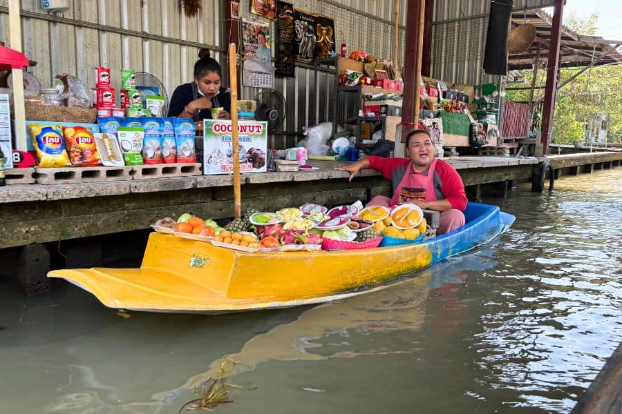 damneon saduak floating market bangkok