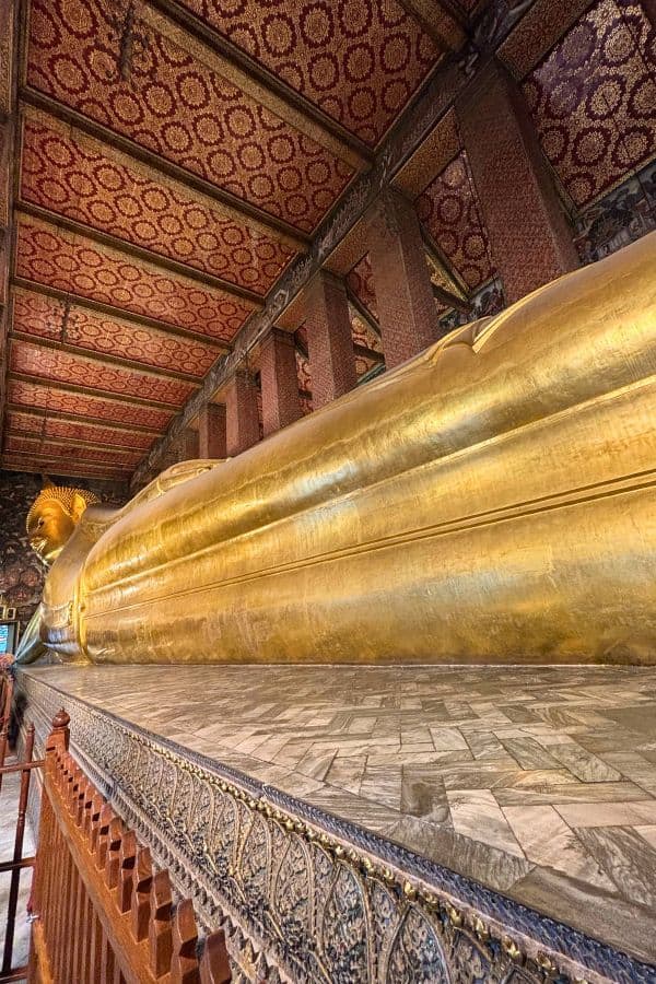 famous huge reclining buddha statue in wat pho bangkok