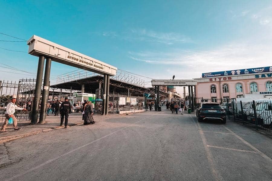 siyob dehqon bozori entrance in samarkand with people walking in