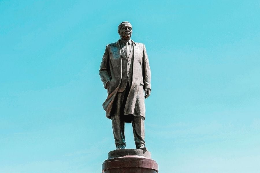 statue of islam karimov in samarkand